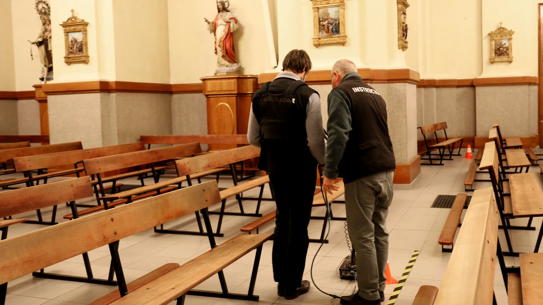 Dos operarios con el georradar en la iglesia de Nuestra Señora de los Dolores, en Madrid