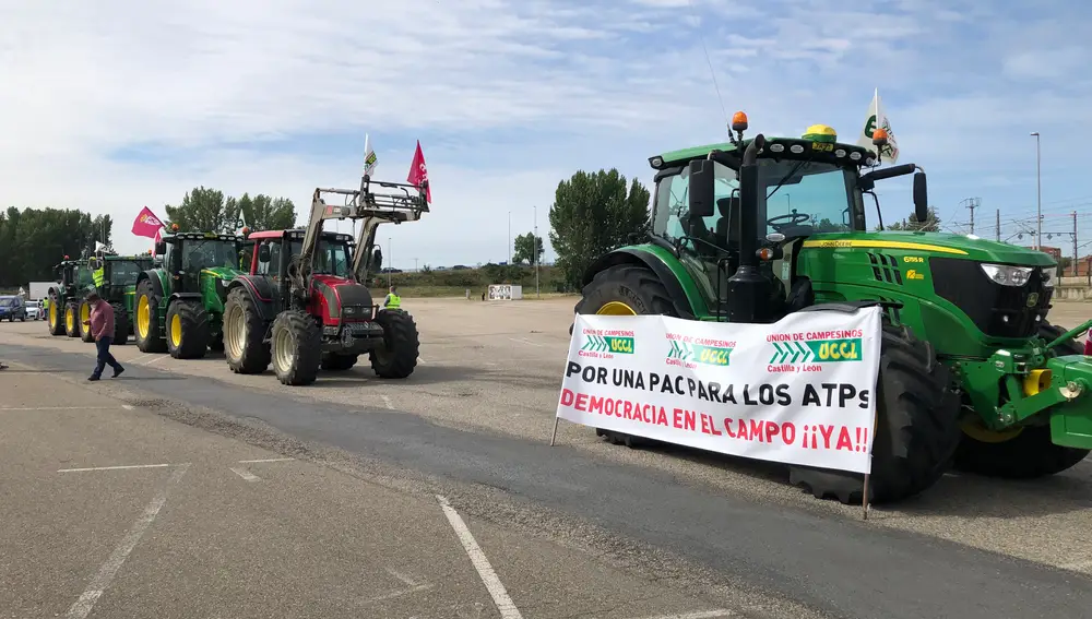 La Unión de Campesinos de León convoca una caravana de tractores ante las negociaciones de la reforma de la Política Agrícola Común.