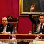 Imagen del exconcejal del PP Sebastián Pérez junto al alcalde de Granada, Luis Salvador, en un Pleno
