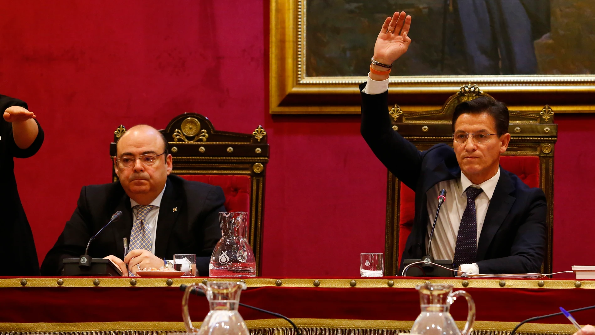 Imagen del exconcejal del PP Sebastián Pérez junto al alcalde de Granada, Luis Salvador, en un Pleno