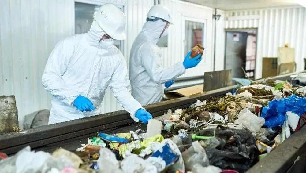 Trabajadores en una planta de reciclaje