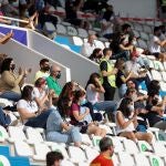 Público en las gradas durante el partido entre el Madrid CFF y el Barça, de semifinales de la Copa de la Reina que se disputa este miércoles en el estadio de Butarque.