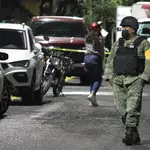 Un miembro del Ejército mexicano, junto al sitio donde fue asesinada la candidata a la presidencia municipal por el partido Movimiento Ciudadano (MC), Alma Rosa Barragán