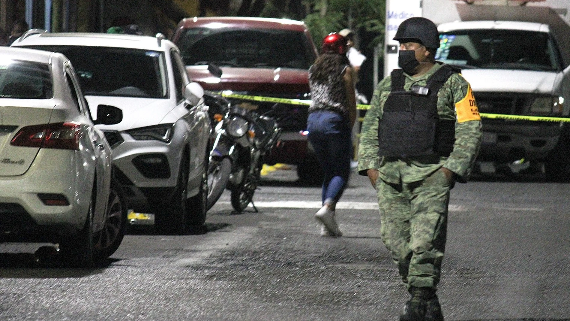 Un miembro del Ejército mexicano, junto al sitio donde fue asesinada la candidata a la presidencia municipal por el partido Movimiento Ciudadano (MC), Alma Rosa Barragán