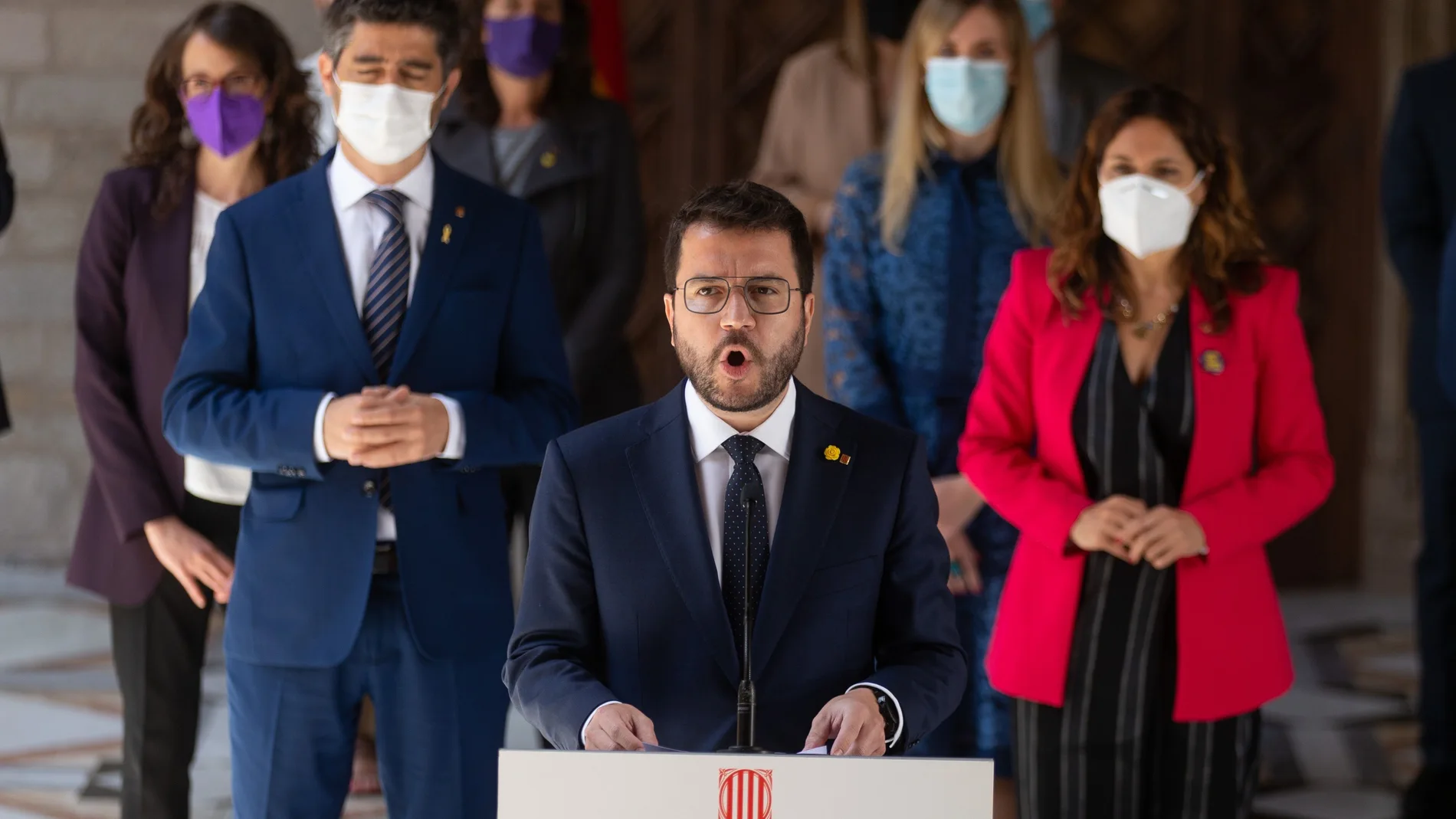 El nuevo presidente de la Generalitat, Pere Aragonès, acompañado por todo su ejecutivo durante su comparecencia este miércoles ante los medios