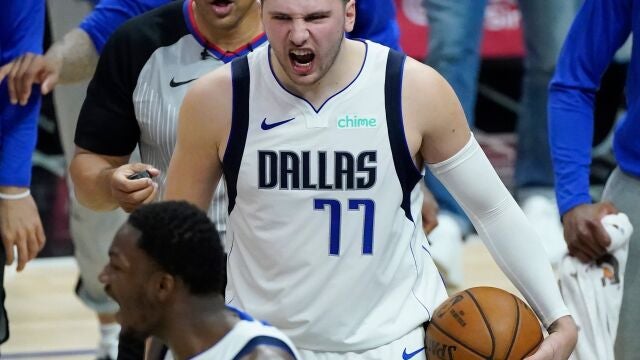 Doncic celebra la victoria de los Dallas Mavericks sobre Los Ángeles Clippers en el segundo partido de la eliminatoria de primera ronda de playoffs de la NBA