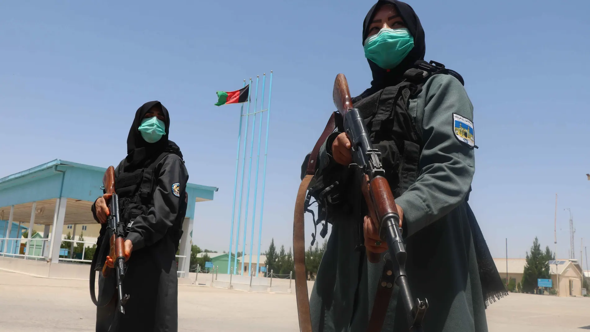 Agentes de las fuerzas de seguridad afganas, el pasado mes de mayo, durante unos ejercicios de entrenamiento en Herat. EFE/JALIL REZAYEE