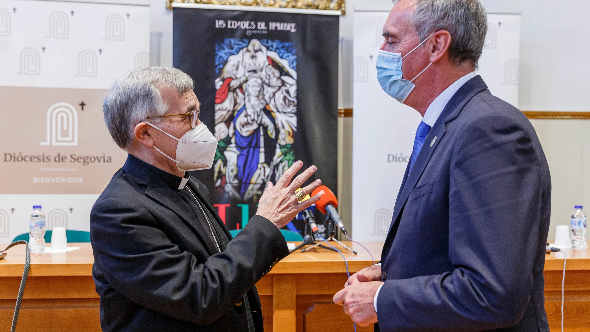El obispo de Segovia, César Franco, acompañado por el miembro del departamento técnico de la Fundación Edades del Hombre, José María Vicente; presenta las obras de la Diócesis para las tres sedes de la muestra 'Lux', en Burgos, Carrión de los Condes y Sahagún