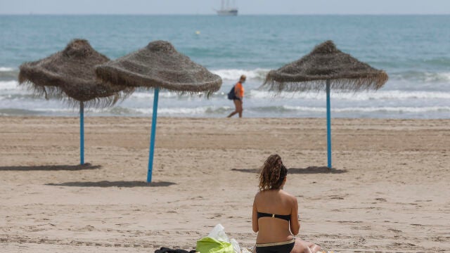 Una mujer toma el sol en una playa de Valencia. La Policía difunde una serie de consejos para evitar estafas en los alquileres vacacionales Rober Solsona / Europa Press26/05/2021