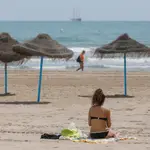 Una mujer toma el sol en una playa de Valencia. La Policía difunde una serie de consejos para evitar estafas en los alquileres vacacionales Rober Solsona / Europa Press26/05/2021