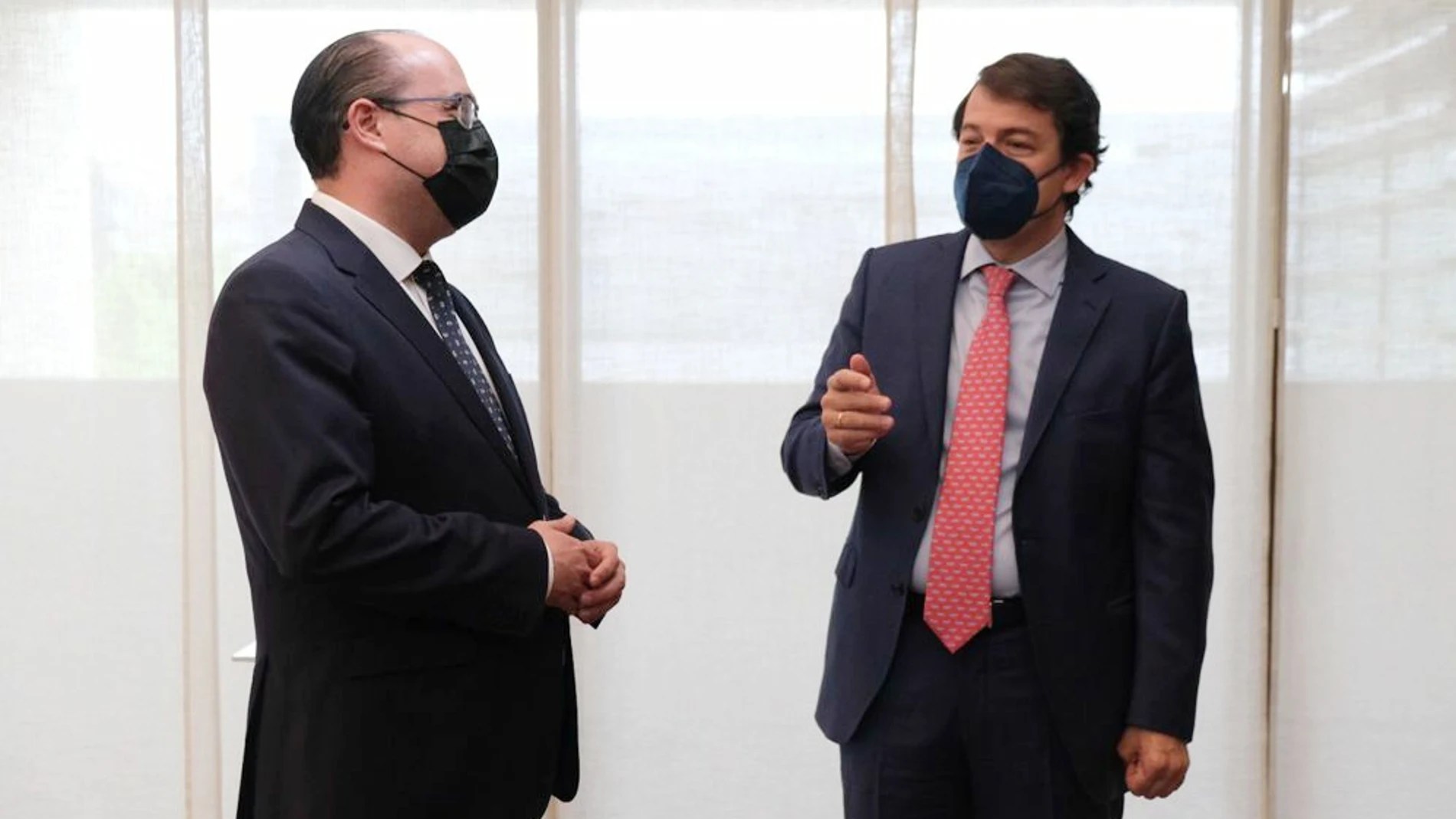 El presidente de la Junta, Alfonso Fernández Mañueco, recibe al portavoz del PP en Ponferrada, Marco Morala
