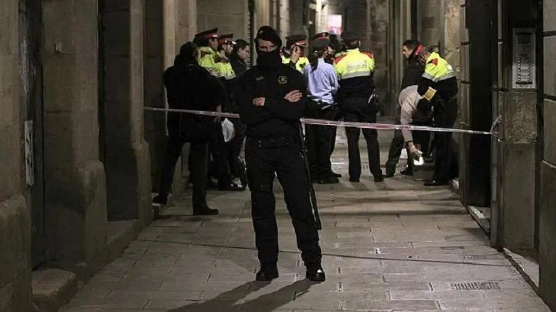 Agentes de los Mossos d'Esquadra, en una reyerta en el barrio barcelonés del Born