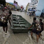 Personal del ejército indio lleva un bote para rescatar a personas en medio de las inundaciones mientras el ciclón Yaas toca tierra en Digha, cerca de la bahía de Bengala, al sur de Calcuta, India