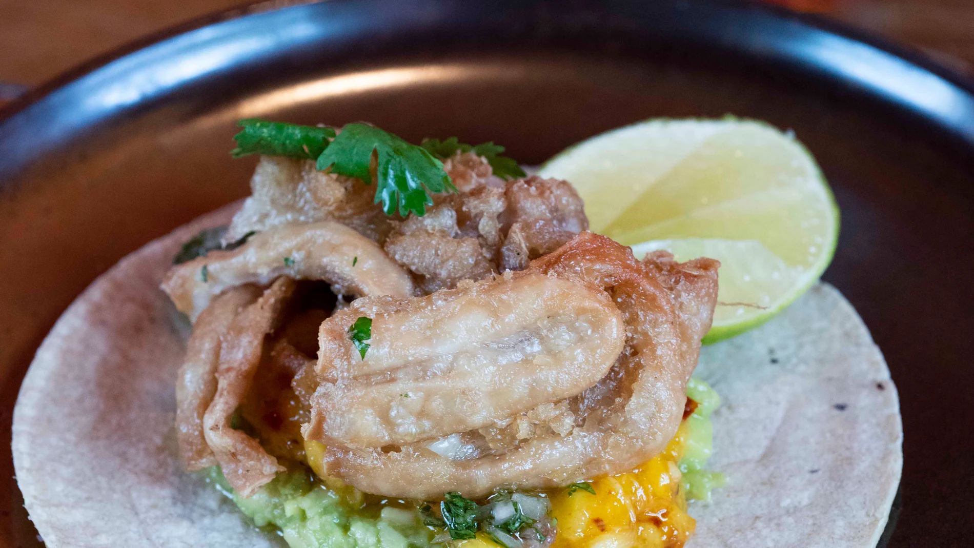 Taco de gallinejas de Javier Aparicio, cocinero del restaurante Salino