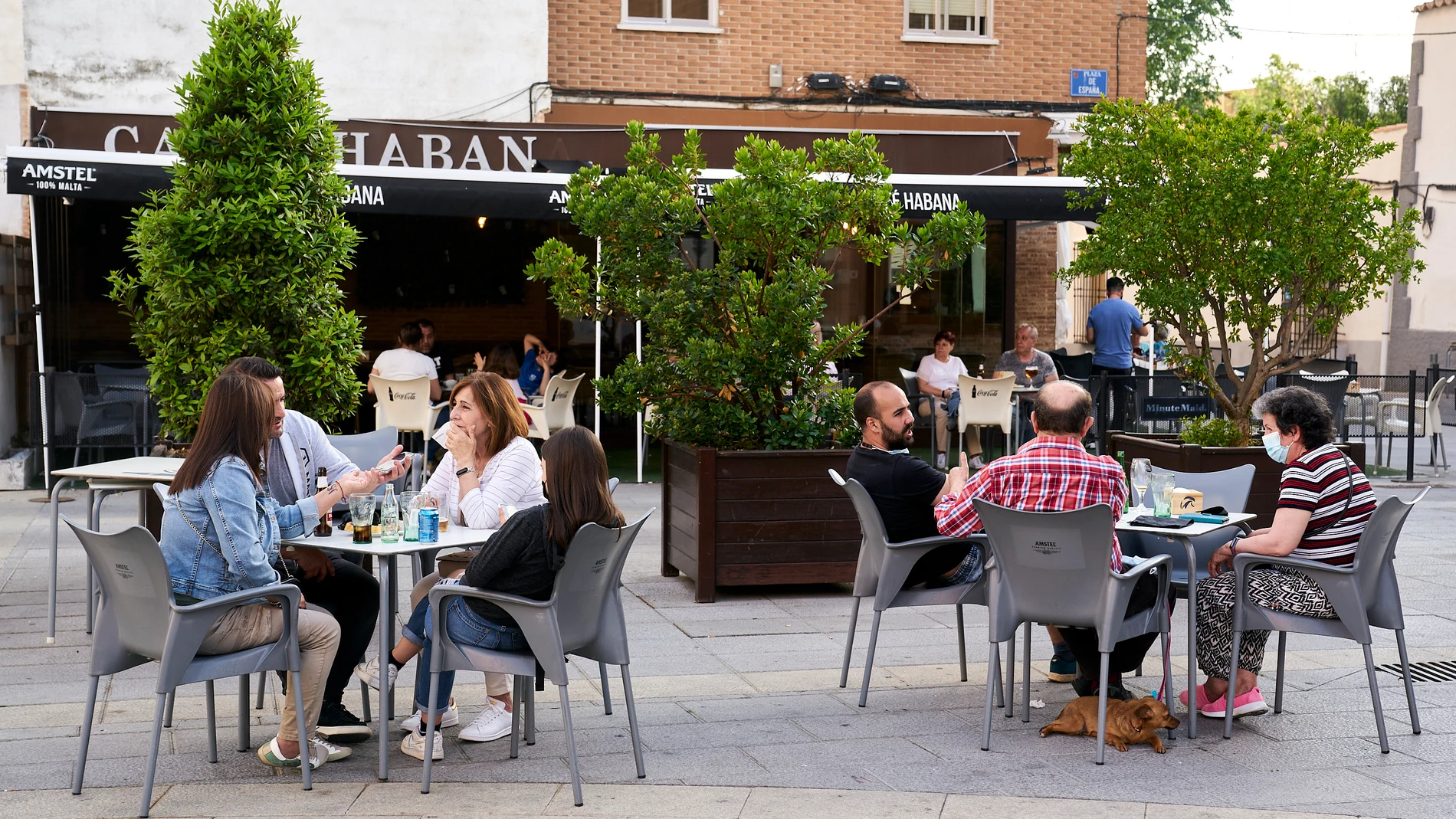 Varias personas en la terraza de una cafetería de Móstoles