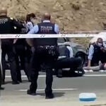 Varios agentes disparan a un coche que viene a toda velocidad después de saltarse un control policial. El fugitivo pierde el control y choca contra el desnivel. Es herido y detenido