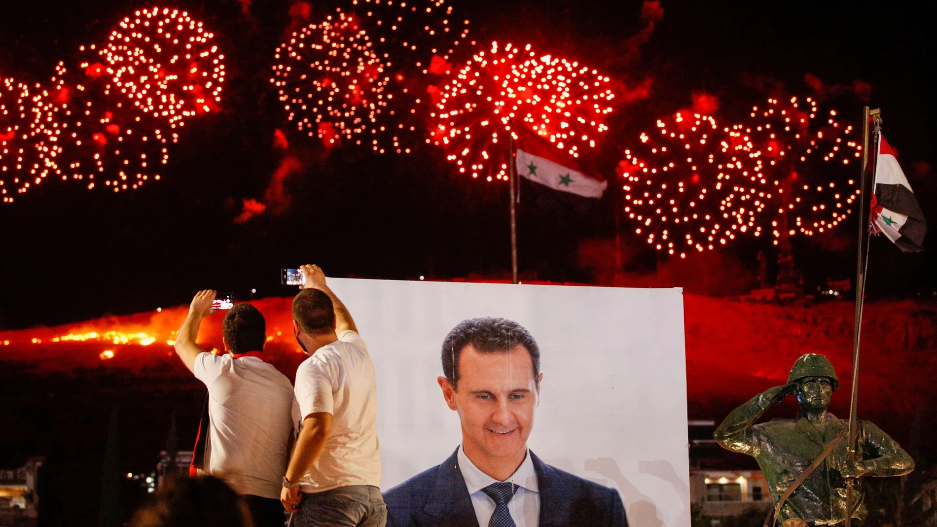 Los sirios han salido a las calles de las principales ciudades del país para celebrarlo