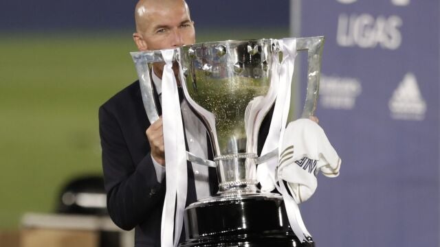 Zidane, con la última Liga que ganó con el Real Madrid