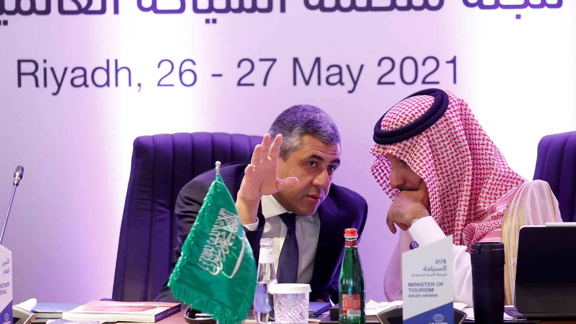 El secretario general de la Organización Mundial del Turismo, Zurab Pololikashvili (i) junto al ministro de turismo saudí, ministro de Turismo de Arabia, Ahmed Al Khateeb (d)