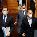 El president Ximo Puig (i) acompañado por su vicepresidente segundo, Ruben Martinez Dalmau (d) a su llegada al hemiciclo de las Cortes