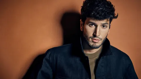 Fotografía cedida hoy por Universal Music del cantante colombiano Sebastián Yatra