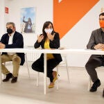 La coordinadora autonómica de Ciudadanos, Gemma Villarroel (C), el coordinador provincial, Justo Fernández(I), y el procurador autonómico, Francisco Javier Panizo (D) se reúnen con cargos públicos de la formación en León
