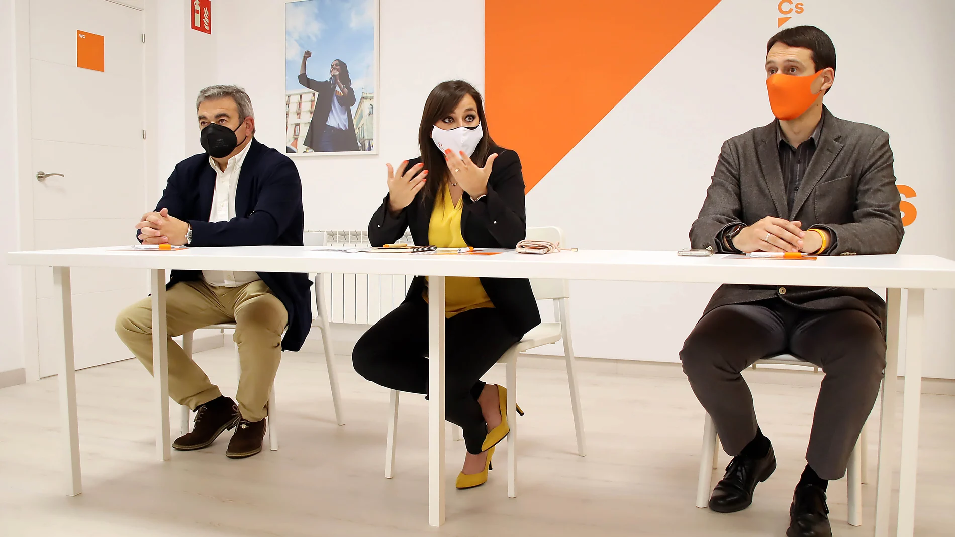 La coordinadora autonómica de Ciudadanos, Gemma Villarroel (C), el coordinador provincial, Justo Fernández(I), y el procurador autonómico, Francisco Javier Panizo (D) se reúnen con cargos públicos de la formación en León
