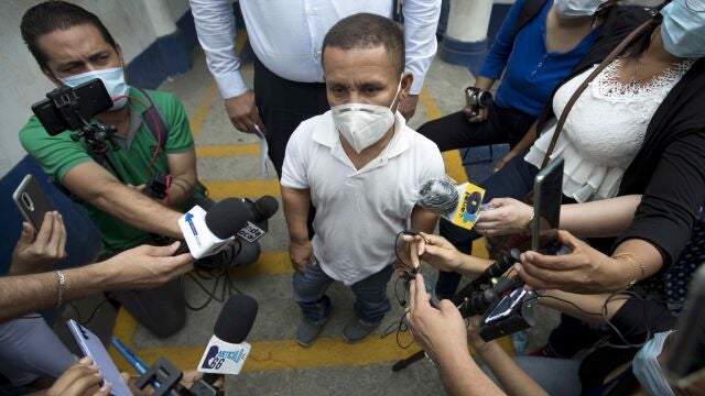AME850. MANAGUA (NICARAGUA), 26/05/2021.- El periodista Roberto Mora, de la radioemisora ABC Stereo, habla con los medios antes de comparecer ante el Ministerio Público hoy, en Managua (Nicaragua). Al menos trece periodistas críticos con el Gobierno que preside el sandinista Daniel Ortega han sido citados por la Fiscalía de Nicaragua hasta este miércoles para declarar en un caso de supuesto lavado de dinero por el que se investiga a la aspirante a la Presidencia Cristiana Chamorro Barrios. EFE/ Jorge Torres