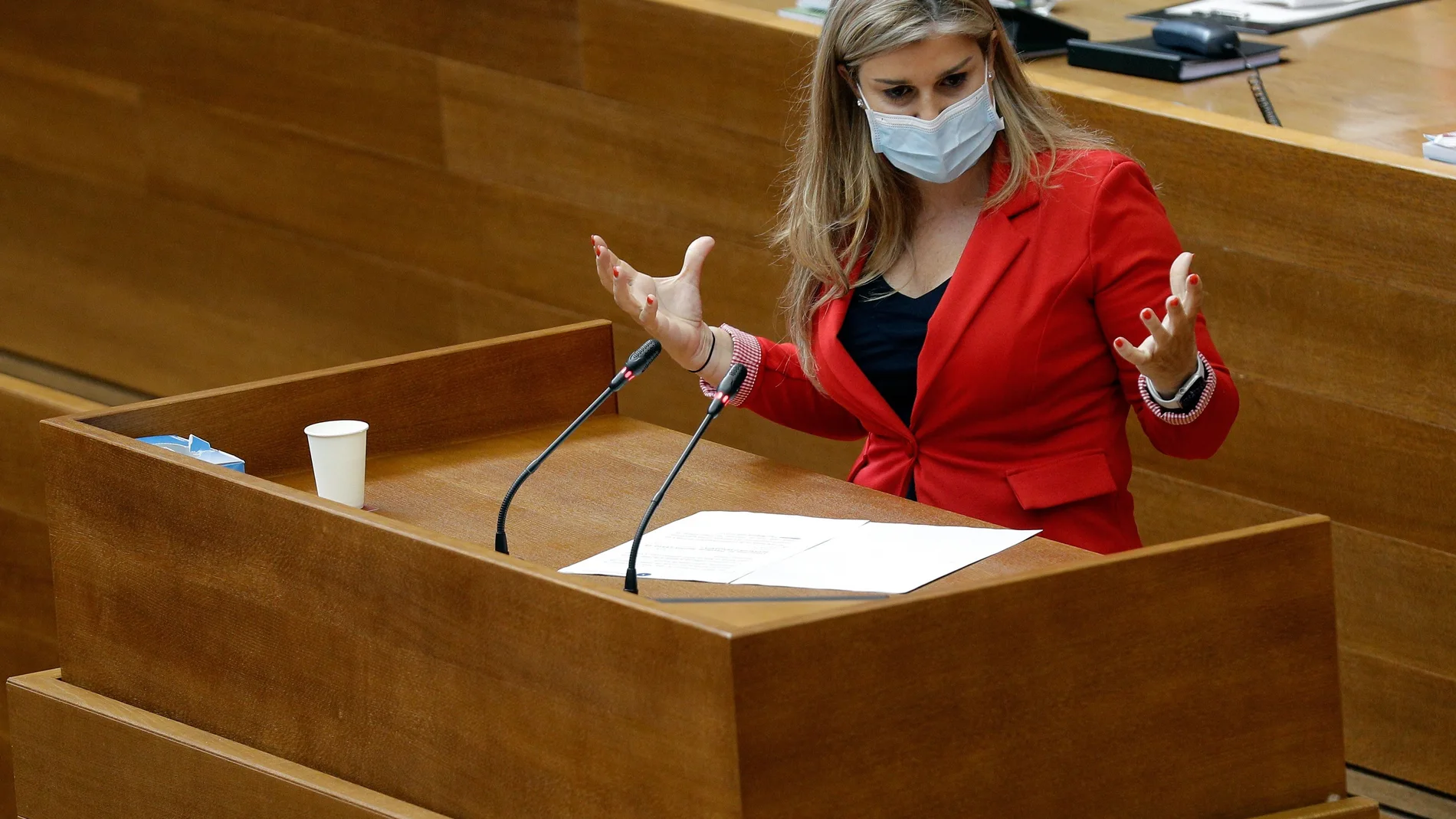La portavoz del grupo popular, Eva Ortiz,interviene durante la sesión de control al Gobierno valenciano en el hemiciclo de Les Corts