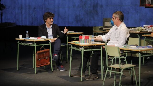 Pedro Simón, ganador del Premio Primavera, durante su charla con Eduardo Madina