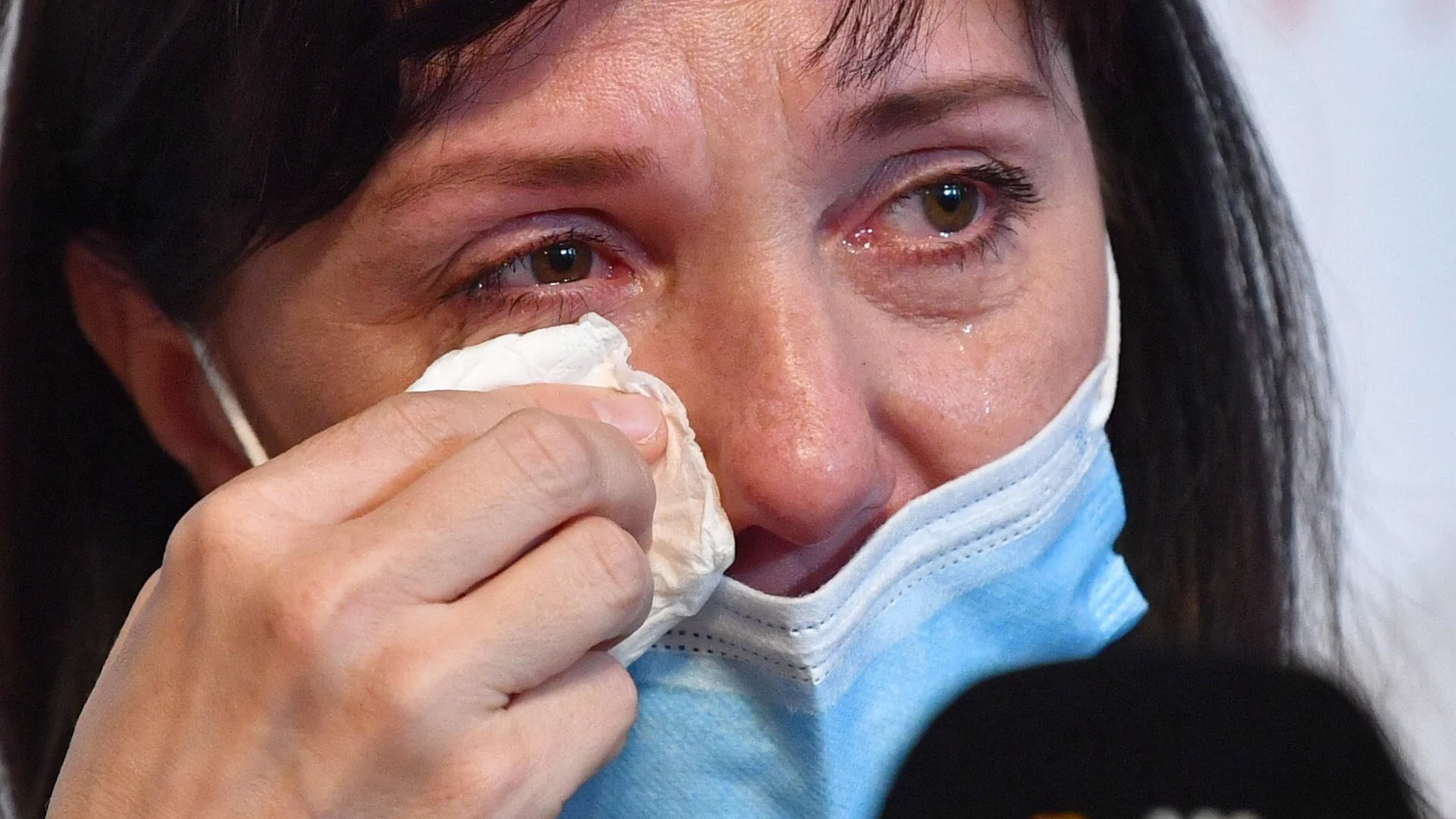 Natalia Protasevich no puede contener sus lágrimas ante la Prensa, ayer en Varsovia