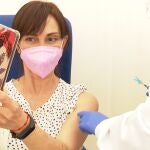 Una docente se hace un selfie mientras recibe la vacuna de Astrazeneca en València