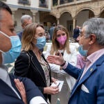Cuca Gamarra dialoga con Graciano Palomo en Ávila en presencia de Alicia García y Carlos García