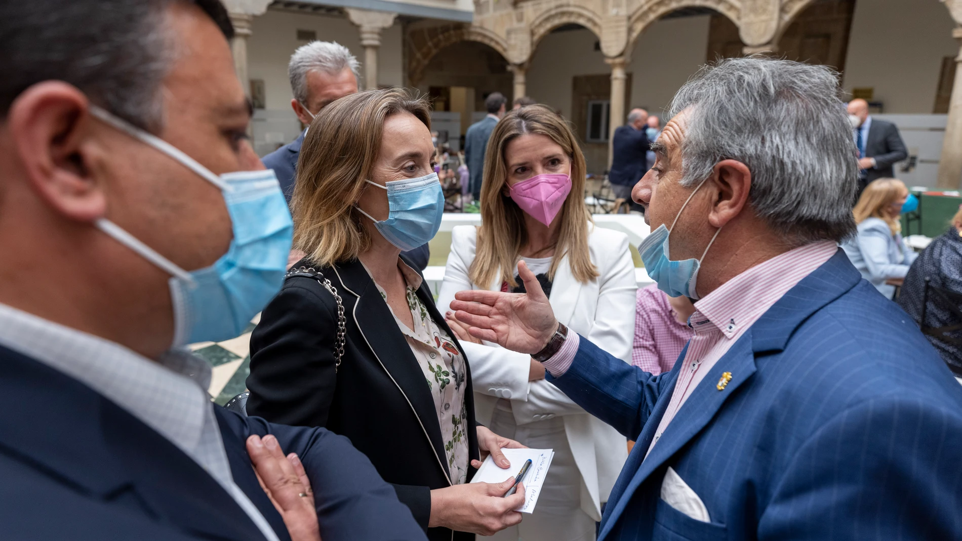 Cuca Gamarra dialoga con Graciano Palomo en Ávila en presencia de Alicia García y Carlos García