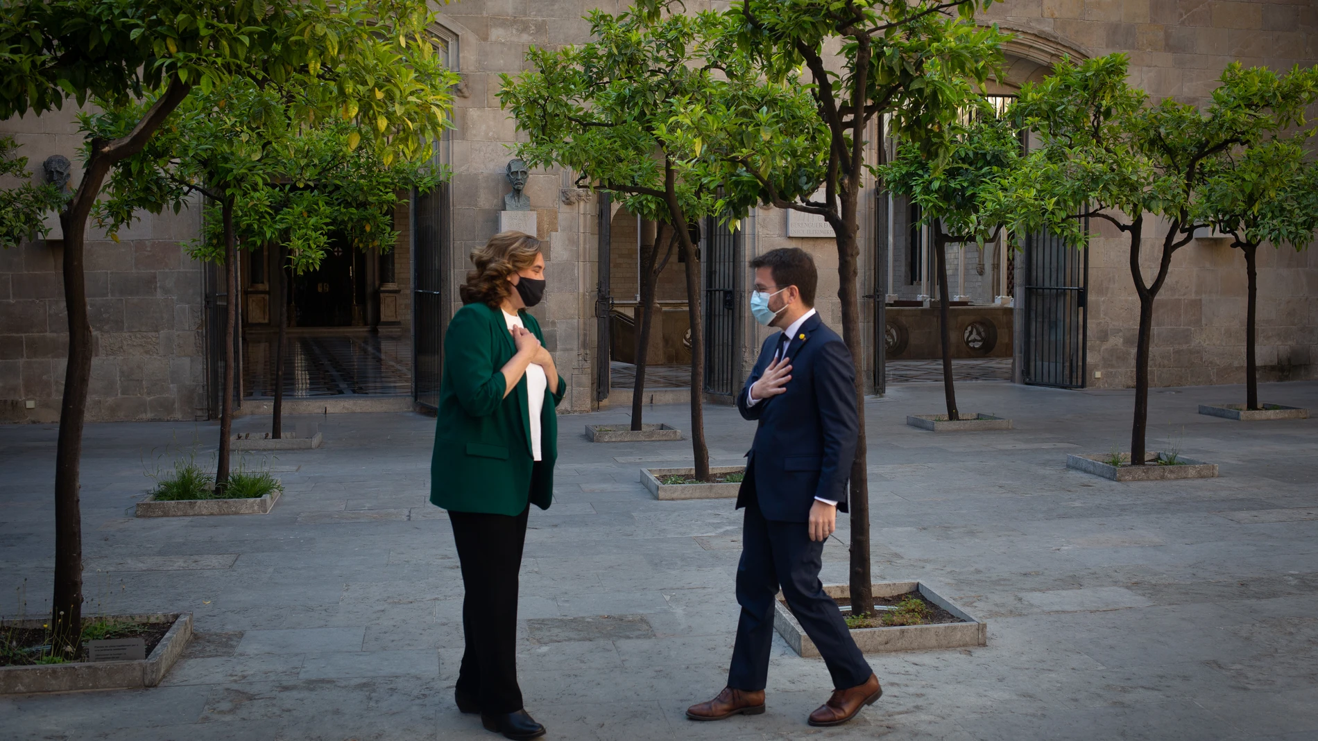 El presidente de la Generalitat Pere Aragonès, y la alcaldesa de Barcelona, Ada Colau, se saludan a su llegada a una reunión
