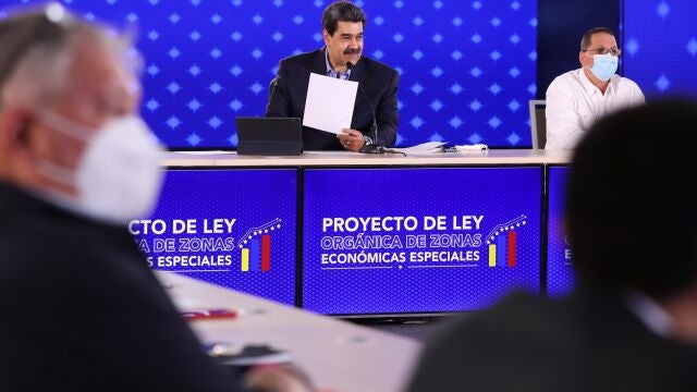 AME933. CARACAS (VENEZUELA), 26/05/2021.- Fotografía cedida hoy por la oficina de Prensa del Palacio Miraflores que muestra al presidente venezolano, Nicolás Maduro, durante un acto de Gobierno en Caracas (Venezuela). Maduro le dijo este miércoles al principal asesor del Gobierno de Joe Biden para Latinoamérica, Juan González, que le resbalan sus "amenazas", luego de que el funcionario estadounidense señalara que trabajará para presionar por elecciones libres y justas en Venezuela. EFE/PRENSA MIRAFLORES/SOLO USO EDITORIAL /SOLO DISPONIBLE PARA ILUSTRAR LA NOTICIA QUE ACOMPAÑA (CRÉDITO OBLIGATORIO)
