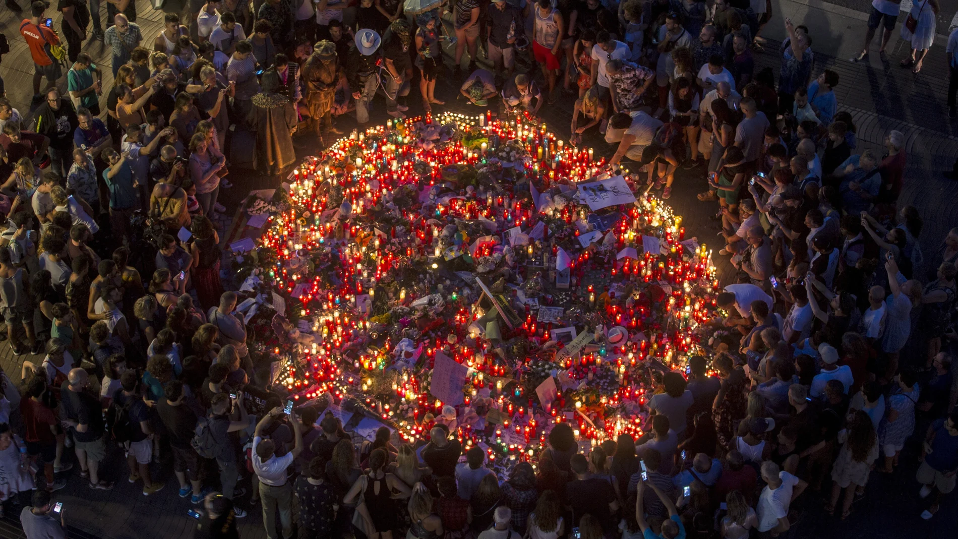 Una de las emotivas ofrendas florales en Barcelona por el atentado. AP Photo/Manu Fernandez