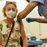Un sanitario inyecta este jueves en Bilbao una segunda dosis de la vacuna de Pfizer Biontech a una mujer perteneciente al grupo de entre 55 y 60 años, incluida en los colectivos de trabajadores esenciales que recibieron la primera dosis de AstraZeneca