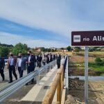 El presidente de la Diputación de Zamora, Francisco José Requejo, y los vicepresidentes José María Barrios y Javier Faúndez visitan el nuevo puente de Domez de Alba
