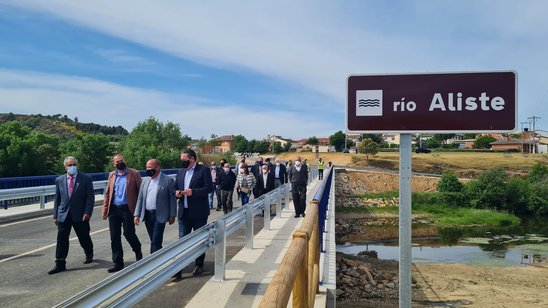 El presidente de la Diputación de Zamora, Francisco José Requejo, y los vicepresidentes José María Barrios y Javier Faúndez visitan el nuevo puente de Domez de Alba