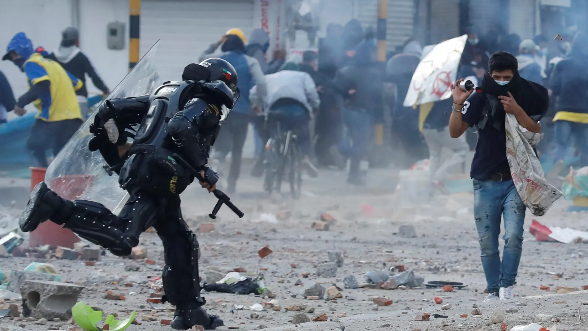 Integrantes del Escuadrón Móvil Antidisturbios (ESMAD) y manifestantes se enfrentan durante una nueva jornada de protestas en el marco del Paro Nacional, en el sector de Usme, sur de Bogotá (Colombia)