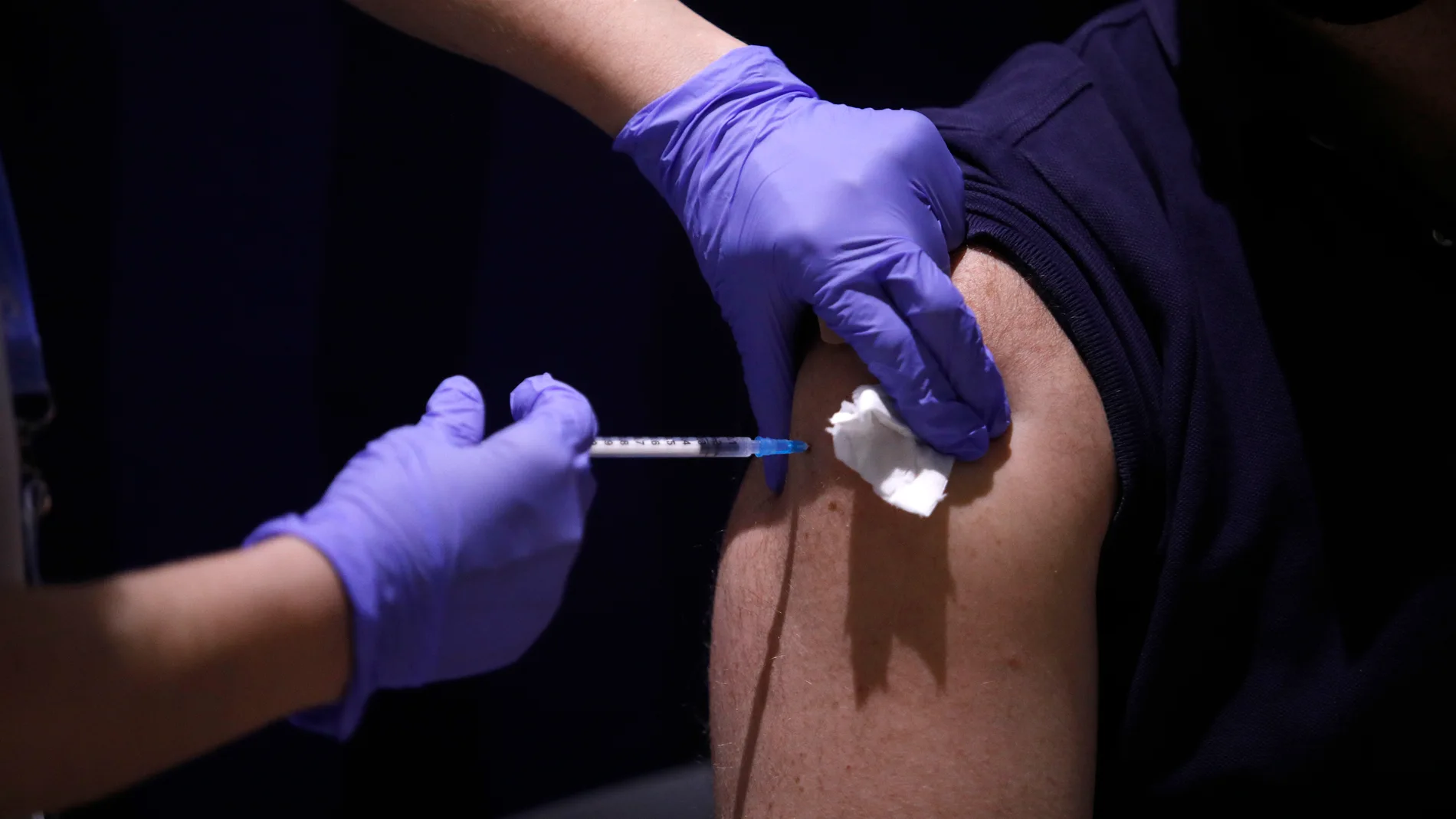 Un hombre recibe la primera dosis de la vacuna de Pfizer contra el Covid-19, a 27 de mayo de 2021, en la Sala Berlín del Camp Nou. Kike Rincón / Europa Press