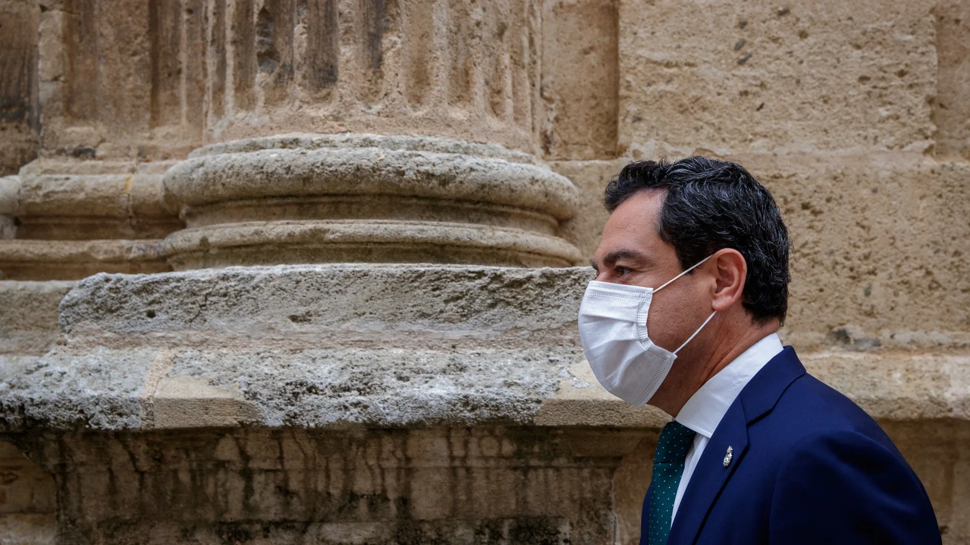 El presidente de la Junta de Andalucía, Juanma Moreno, a su llegada a la sesión de control al Gobierno andaluz