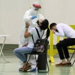 Una enfermera del 061 realiza una prueba PCR a una mujer