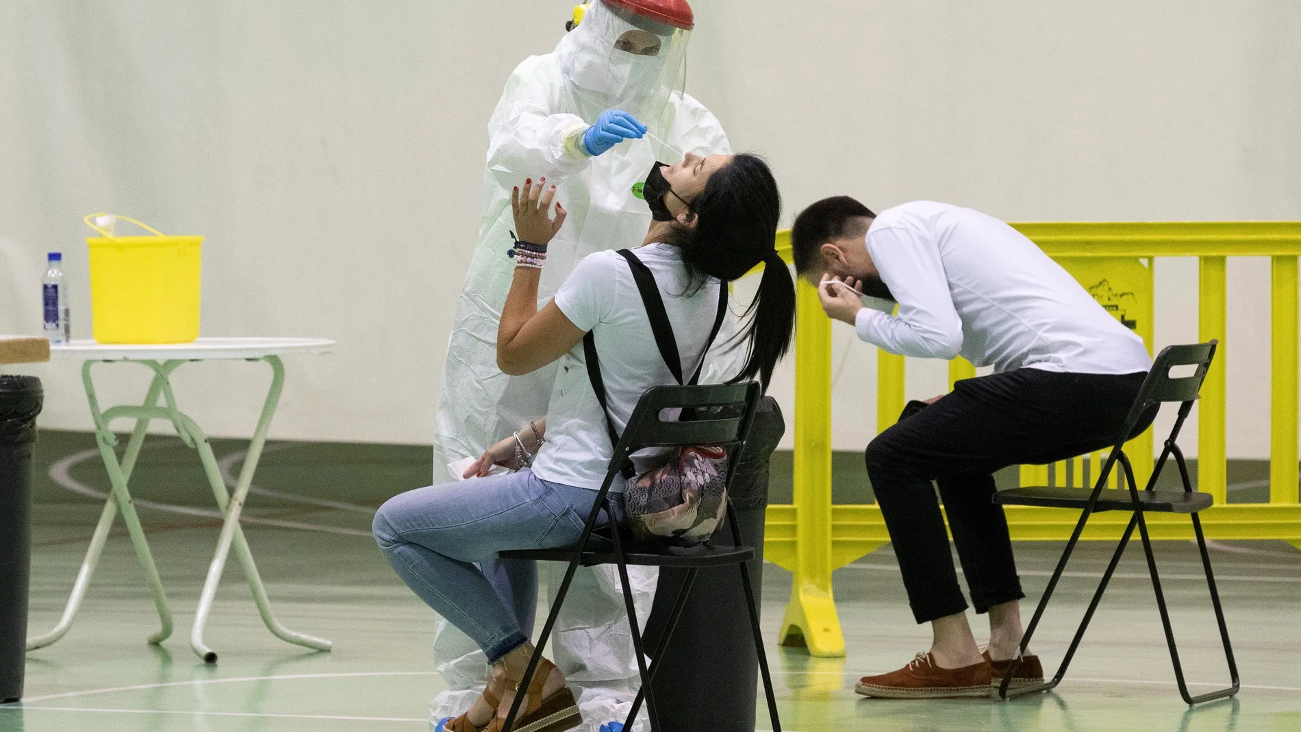 Una enfermera del 061 realiza una prueba PCR a una mujer