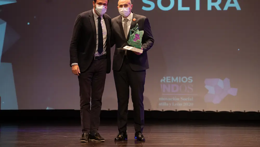 Óscar Puente (I), entrega el premio en la categoría Innovación Social Privada. Lo recoge el director general de Soltra, José Antonio Idoeta (D)