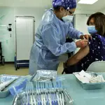 Una mujer recibe la segunda dosis de la vacuna de AstraZeneca en el Complejo Hospitalario Universitario de Orense, Galicia (España).