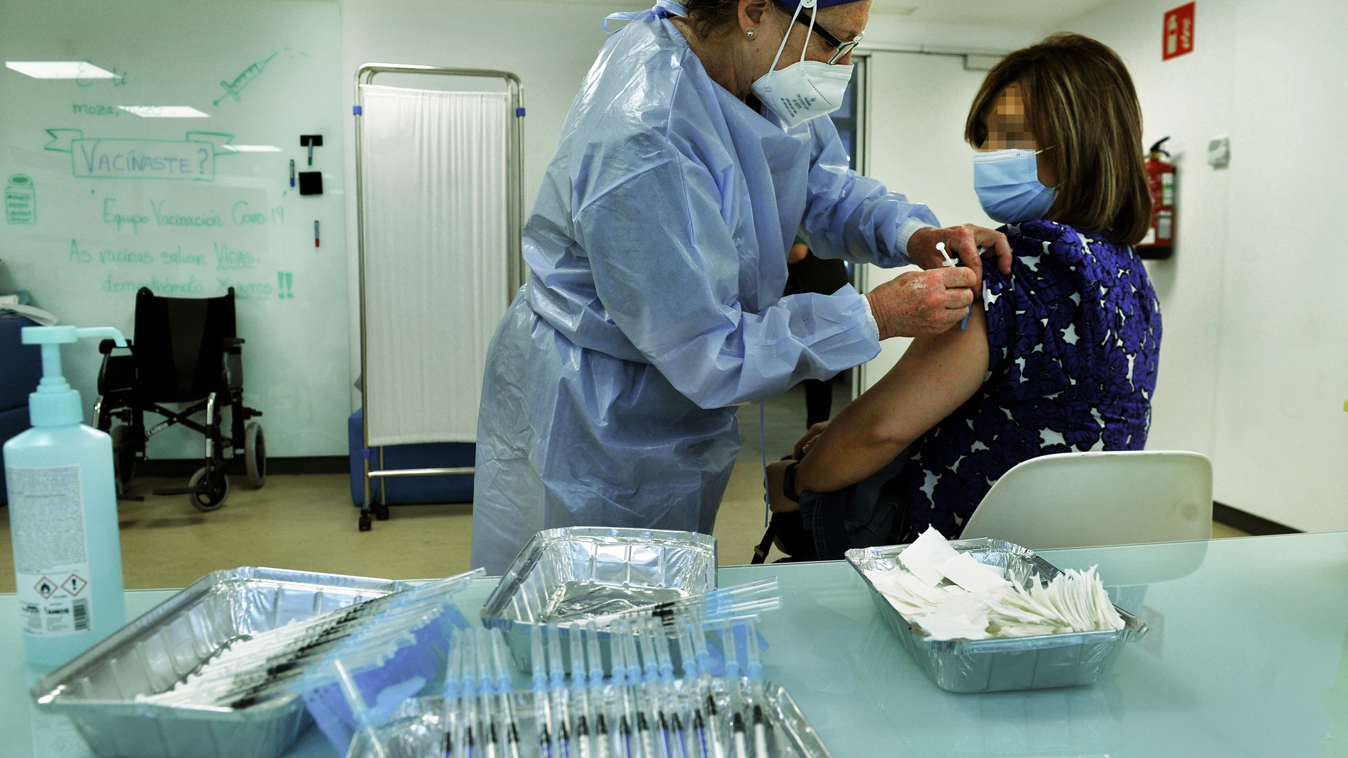 Una mujer recibe la segunda dosis de la vacuna de AstraZeneca en el Complejo Hospitalario Universitario de Orense, Galicia (España).