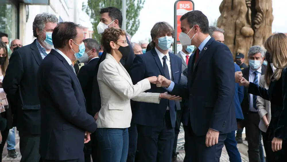 El presidente del Gobierno, Pedro Sánchez (d), saluda a la presidenta de Navarra, María Chivite, a su llegada a la inauguración de la IV Feria Nacional para la Repoblación de la España Rural Presura*20, a 28 de mayo de 2021, en El Hueco, Soria, Castilla y León, (España).