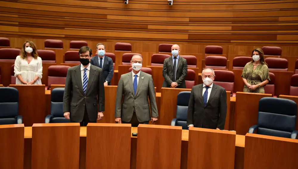 El presidente de las Cortes, Luis Fuentes, y el secretario de Estado para la Unión Europea, Juan González-Barba Pera. junto a los representantes de los grupos políticos del Parlamento regional